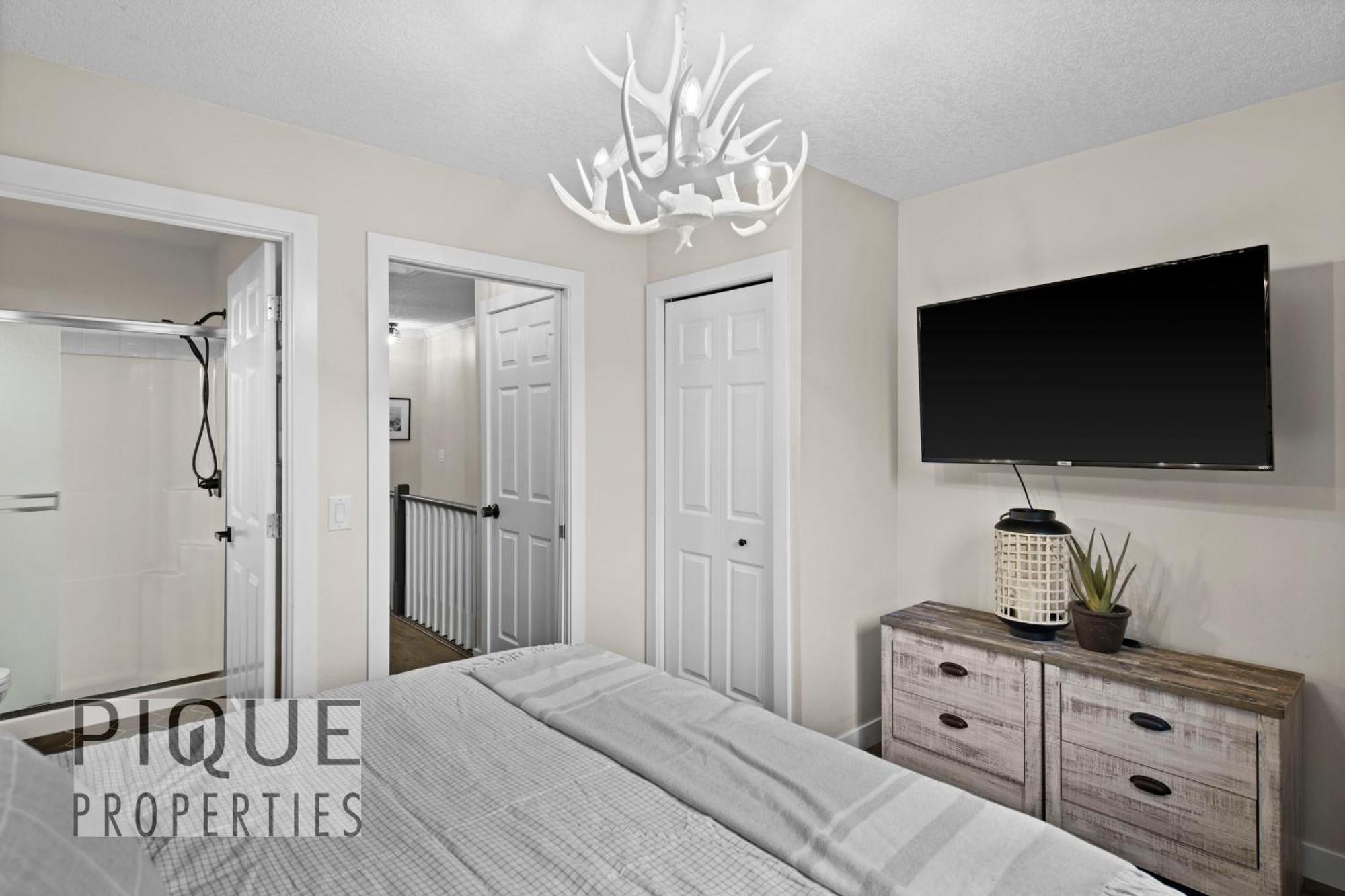 Mystic Mountain Chalet, Heated Outdoor Pool & Hot Tub, Free Parking, Fast Wifi! Canmore Exterior foto