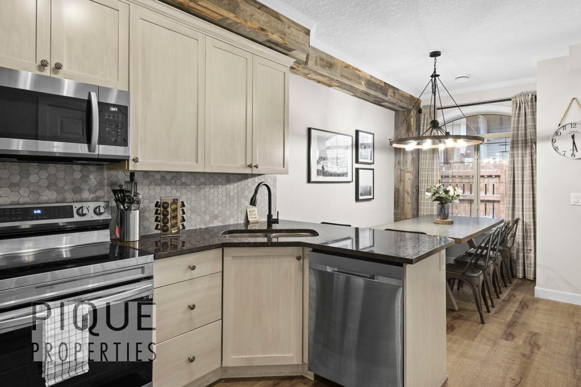 Mystic Mountain Chalet, Heated Outdoor Pool & Hot Tub, Free Parking, Fast Wifi! Canmore Exterior foto