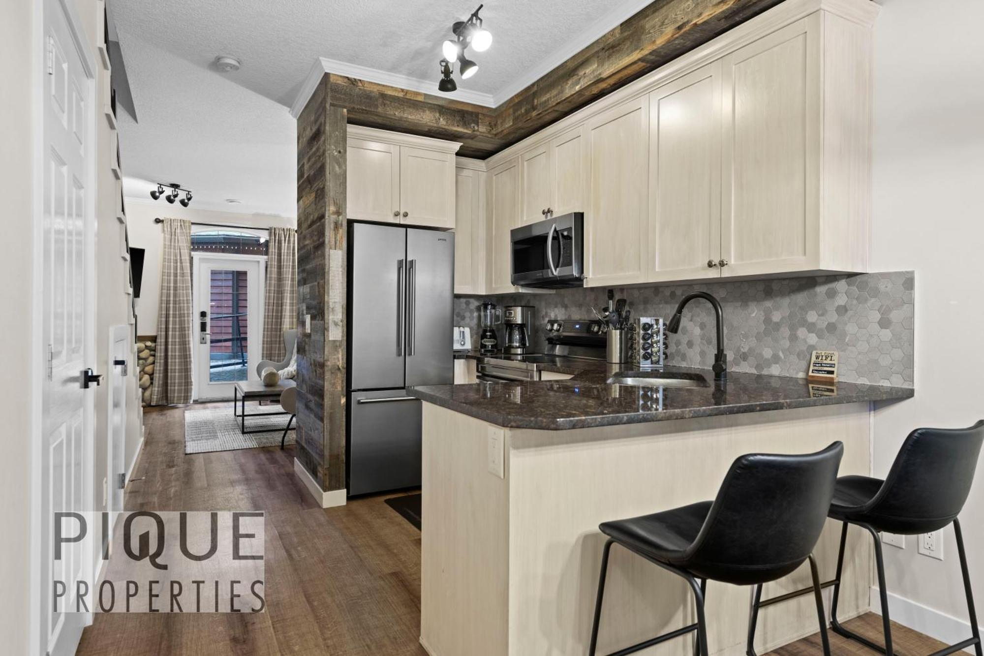 Mystic Mountain Chalet, Heated Outdoor Pool & Hot Tub, Free Parking, Fast Wifi! Canmore Exterior foto