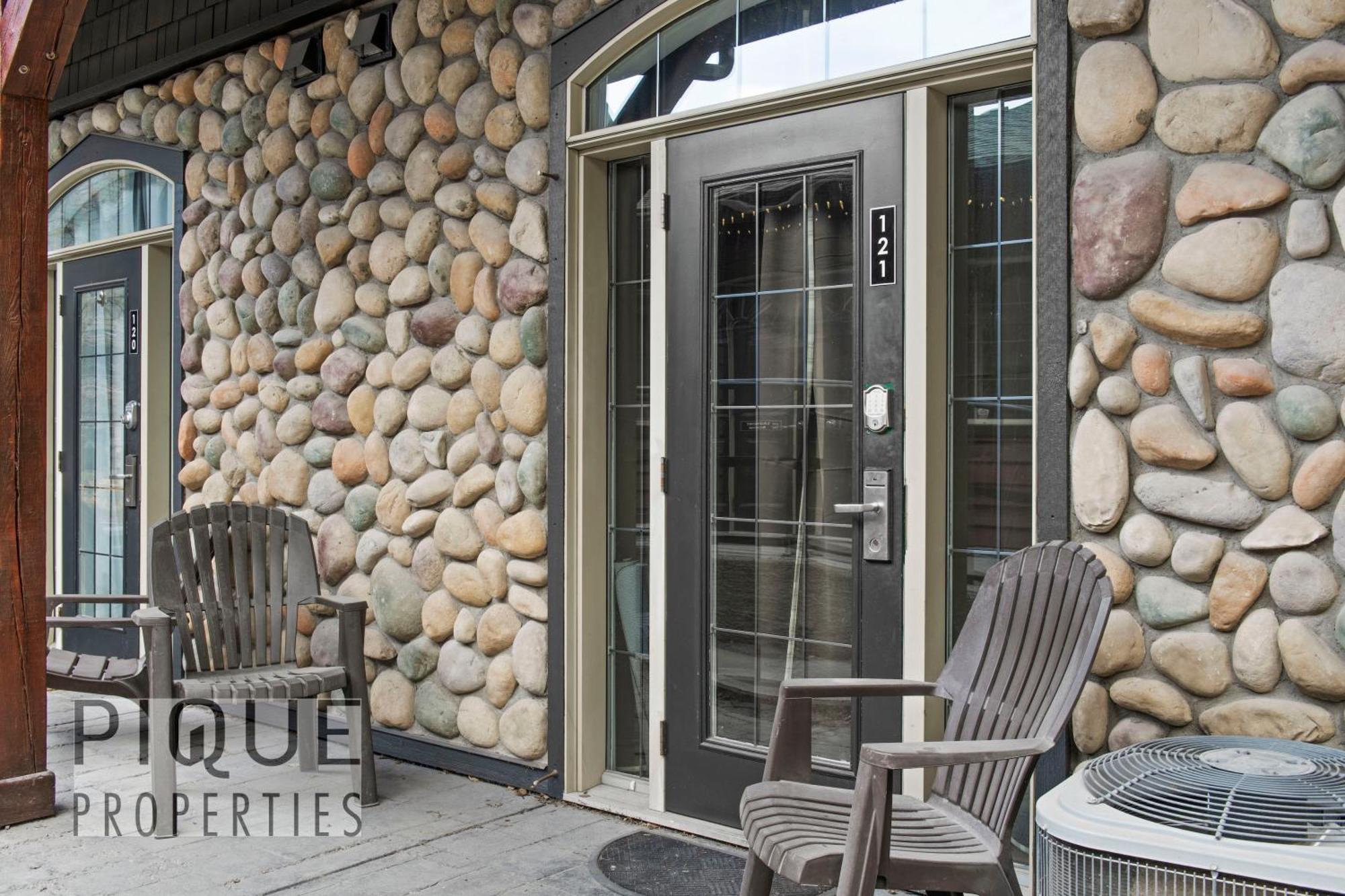 Mystic Mountain Chalet, Heated Outdoor Pool & Hot Tub, Free Parking, Fast Wifi! Canmore Exterior foto
